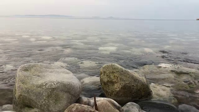 海浪溅起石头视频素材