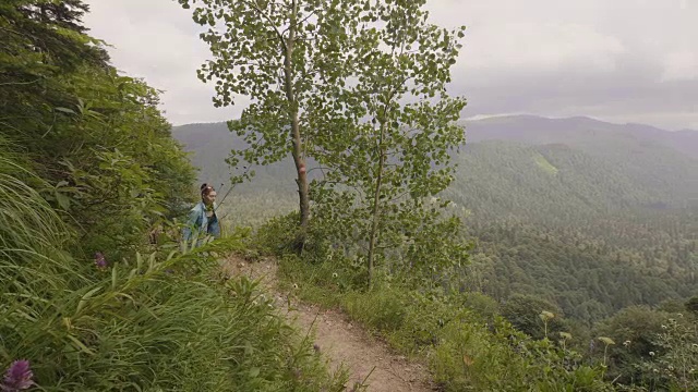 女人走在风景优美的山路上，徒步旅行视频素材