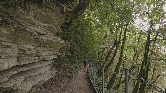 游客在山间徒步旅行，而夏季旅游。山之旅视频素材