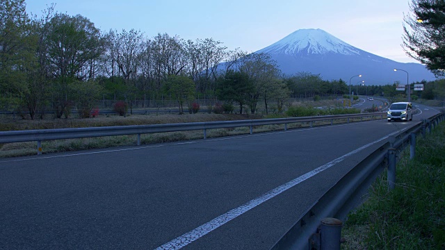 高速公路上的富士山视频素材