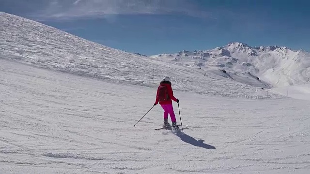 活跃的滑雪者在冬季滑雪时从山坡上滑下来视频素材