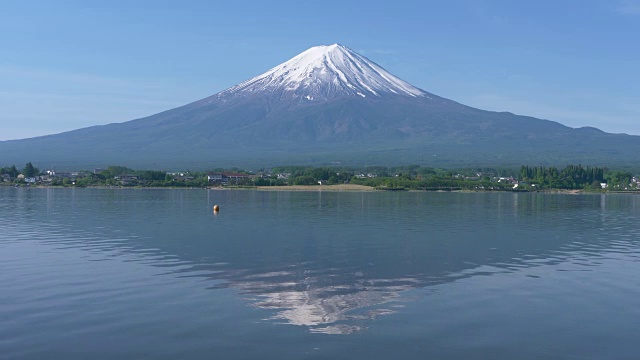 富士山映在川口湖中视频素材