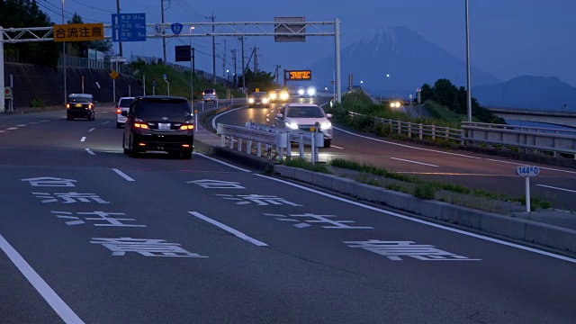 高速公路上的富士山视频素材