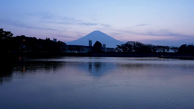 富士山上的黄昏湖视频素材