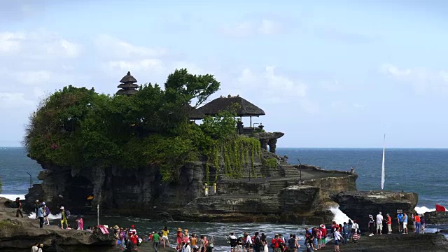 涨潮时，一群游客在塔纳洛特寺视频素材