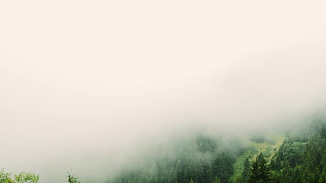 雾和云的时间圈在山谷的山上视频素材