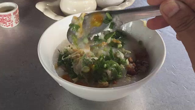 吃鱼粥视频素材