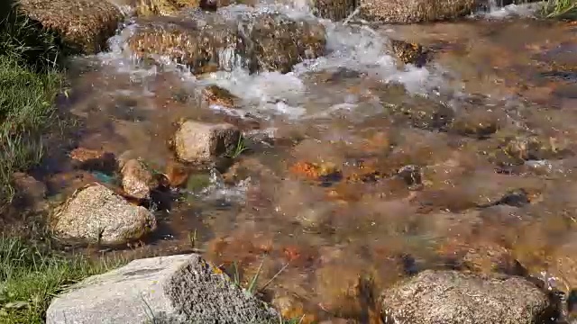清澈的水流，岩石河特写。山谷小溪的流水视频素材