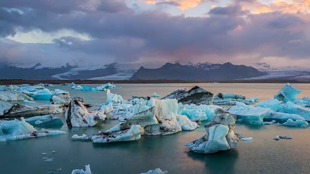 日落时分，冰岛东南部Vatnajkull国家公园附近的Jokulsarlon冰川泻湖水。缩小。4K超高清延时。视频素材