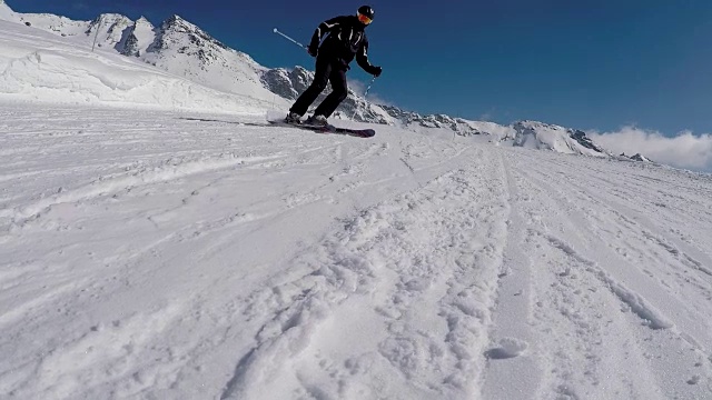 滑雪板向相机喷雪视频素材