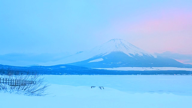 4k时间推移日落富士山与川口湖冰封，冬季，日本视频素材