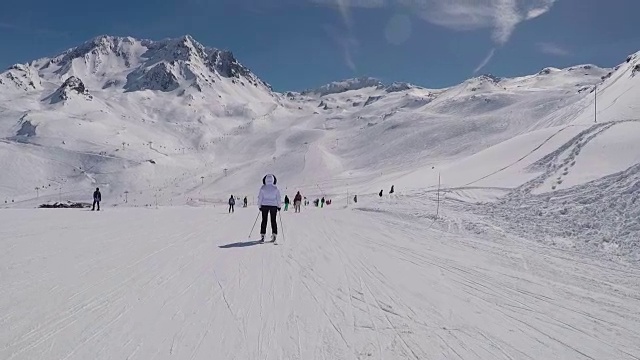 许多滑雪者在冬季在山腰滑雪视频素材