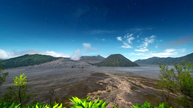 4K时间流逝移动的星星夜景与Mts. Bromo，塞默鲁，Batok和Widodaren火山，腾格里火山口，印度尼西亚视频素材