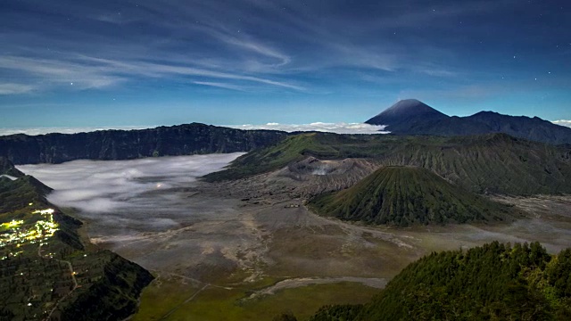 4K时间流逝移动的星星夜景与Mts. Bromo，塞默鲁，Batok和Widodaren火山，腾格里火山口，印度尼西亚视频素材