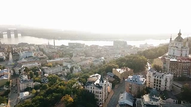 乌克兰基辅一架无人机拍摄第聂伯河安德烈伊夫斯基Descent, Podil，圣安德鲁教堂。视频素材