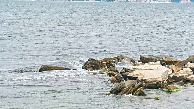 海浪撞击着岩石视频素材