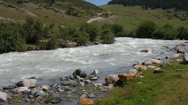 山河与水溪和石头峡谷山谷视频素材