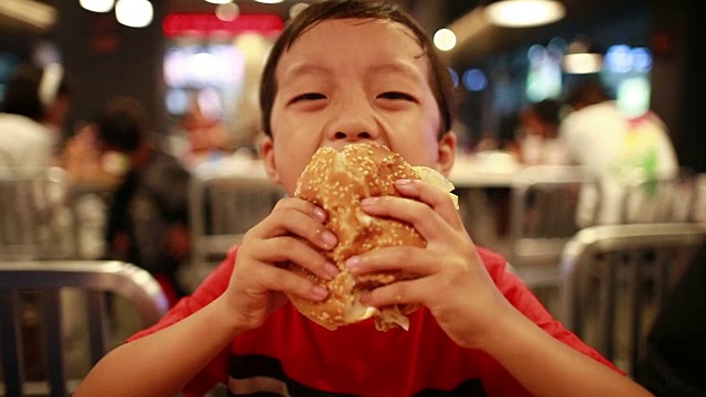 孩子们吃午餐视频素材