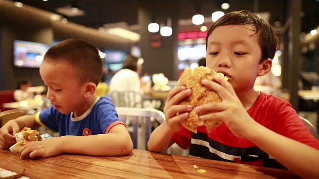 孩子们吃午餐视频素材