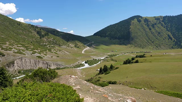 美丽的绿色山谷，道路和山脉，全景视频素材