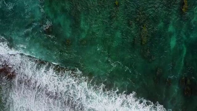 海浪拍打着热带岛屿的海岸视频素材