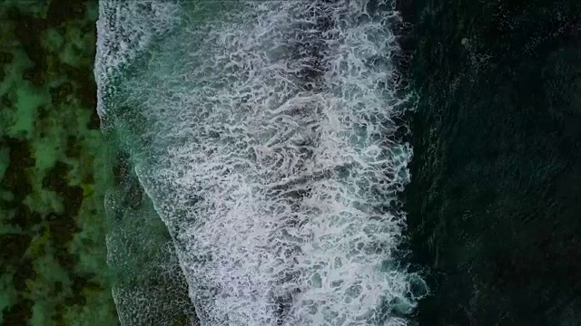 海浪拍打着热带岛屿的海岸视频素材