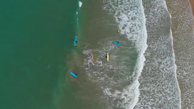 空中冲浪者在一个惊人的和未被破坏的海滩学习冲浪视频素材