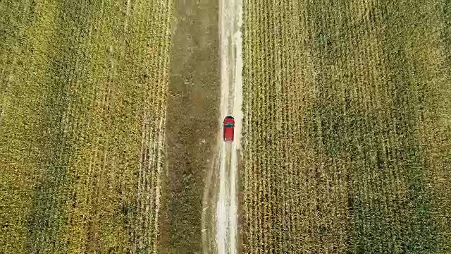 沿着风景如画的乡村和农地走视频素材