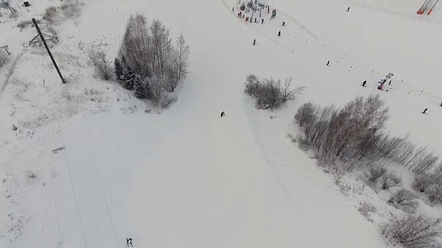 冬季的滑雪胜地。鸟瞰图视频素材