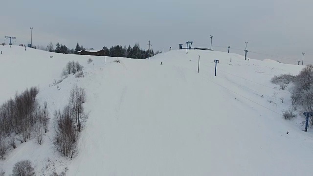 冬季的滑雪胜地。鸟瞰图视频素材