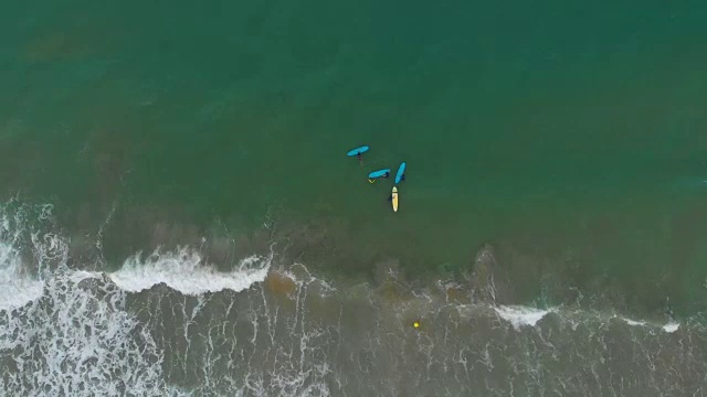 空中冲浪者在一个惊人的和未被破坏的海滩学习冲浪视频素材