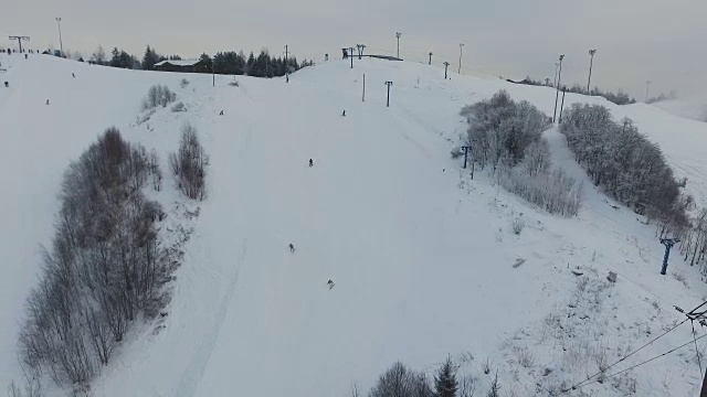 冬季的滑雪胜地。鸟瞰图视频素材