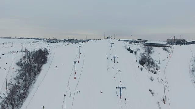 冬季的滑雪胜地。鸟瞰图视频素材