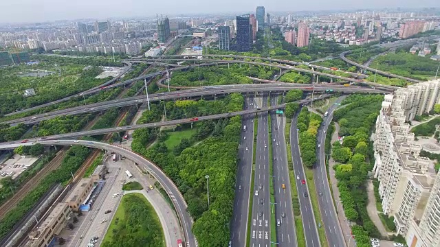 多个高速公路和立交桥尖峰时段交通鸟瞰图/中国上海视频素材