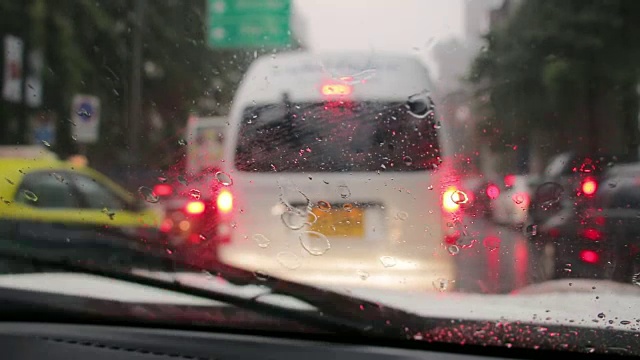 雨天的交通和交通堵塞视频下载