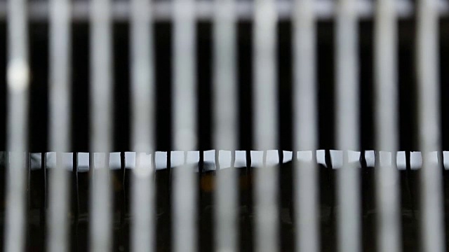 近距离观察，雨水通过地铁铁栅栏流入暴雨排水系统视频素材