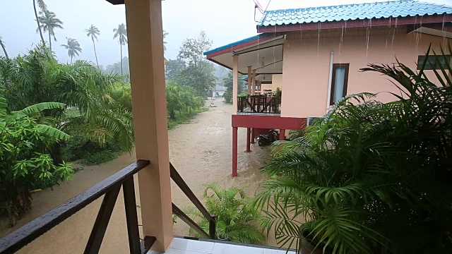 泰国帕岸岛的街道上出现了洪水和热带降雨视频素材