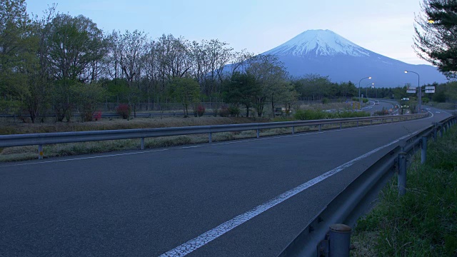 高速公路上的富士山(延时)视频素材