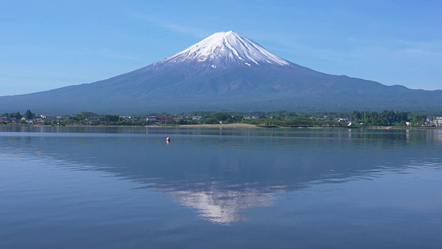 富士山映在川口湖中(慢镜头)视频素材