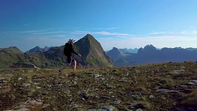 一个女孩背着背包在山里旅行视频素材