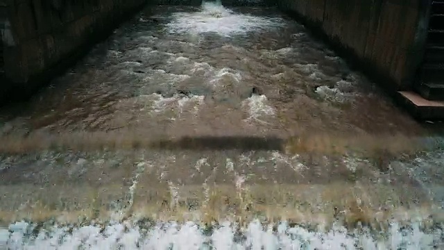 鸟瞰图小水的门或堰灌溉在农村，泰国视频素材