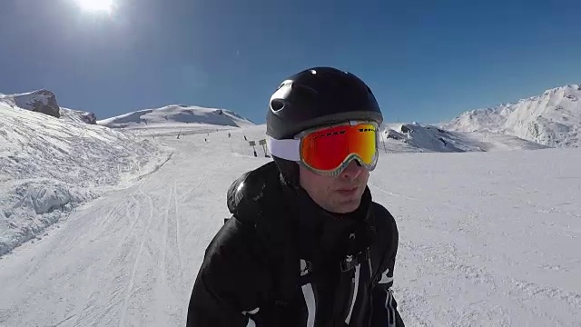 在山上的滑雪斜坡上快速滑雪，血液中有大量的肾上腺素视频素材