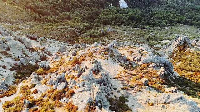 路过一个在山上的人视频素材