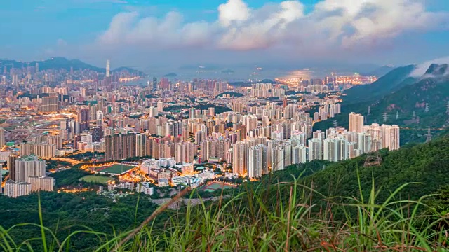 4k时间流逝香港城市日出景观，香港九龙山顶全景图视频素材