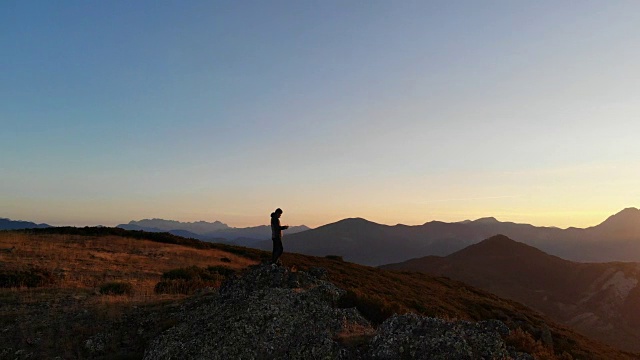 人在山顶看日出，高悬天际视频素材