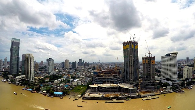 延时曼谷天际线城市景观。建筑工地、建筑、河船交通运输视频素材