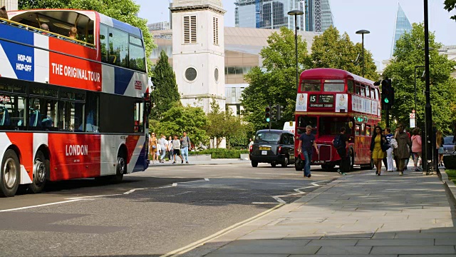 一辆原始的AEC“马路主人”(Routemaster)巴士仍在运行，行驶在伦敦金融城圣保罗教堂墓地(St Paul's Churchyard)视频素材