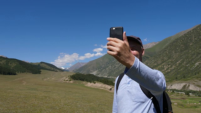 快乐的旅行者拍摄视频或照片全景山谷电话视频素材