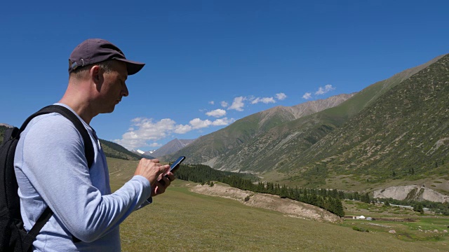 吉尔吉斯斯坦天山景区游客使用手机导航跟踪视频素材