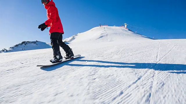 滑雪板冲下滑雪坡视频素材